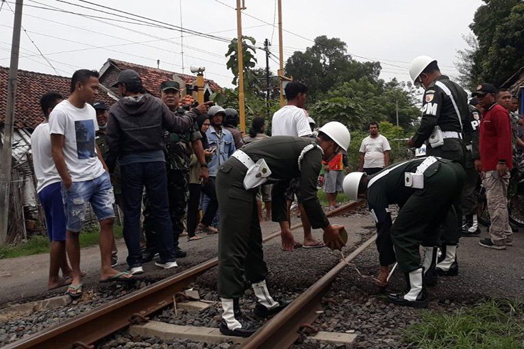 Anggota TNI Bersama Dua Anaknya Meninggal Disambar KA Tawang Alun di Probolinggo