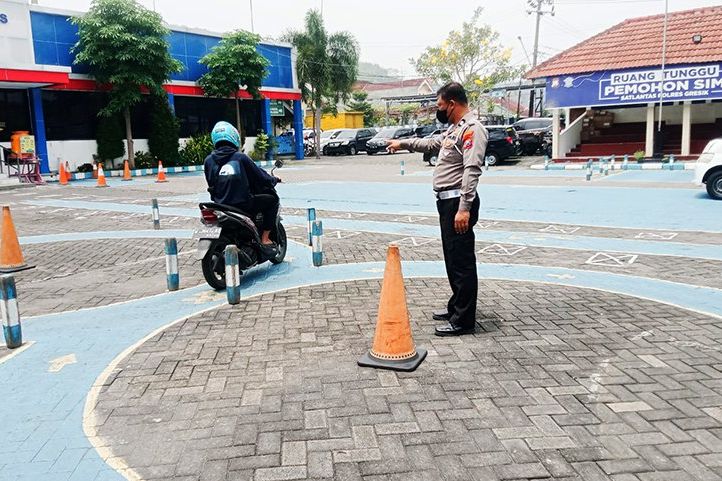 Satlantas Polres Gresik Beri Layanan Latihan Ujian Praktik SIM Gratis