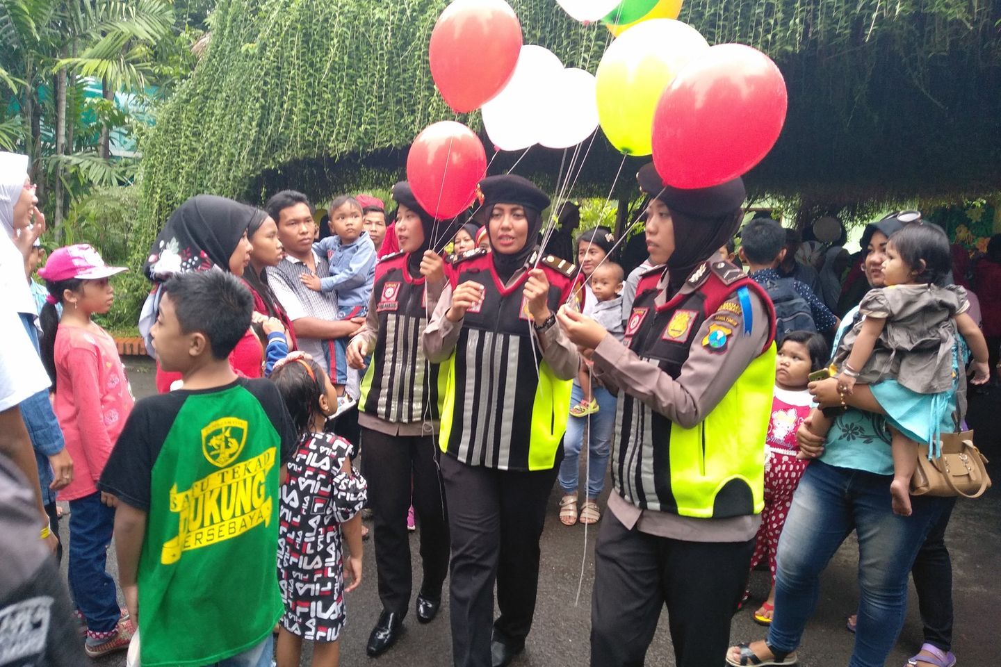 Libur Natal, Polwan Bagi-bagi Balon di KBS