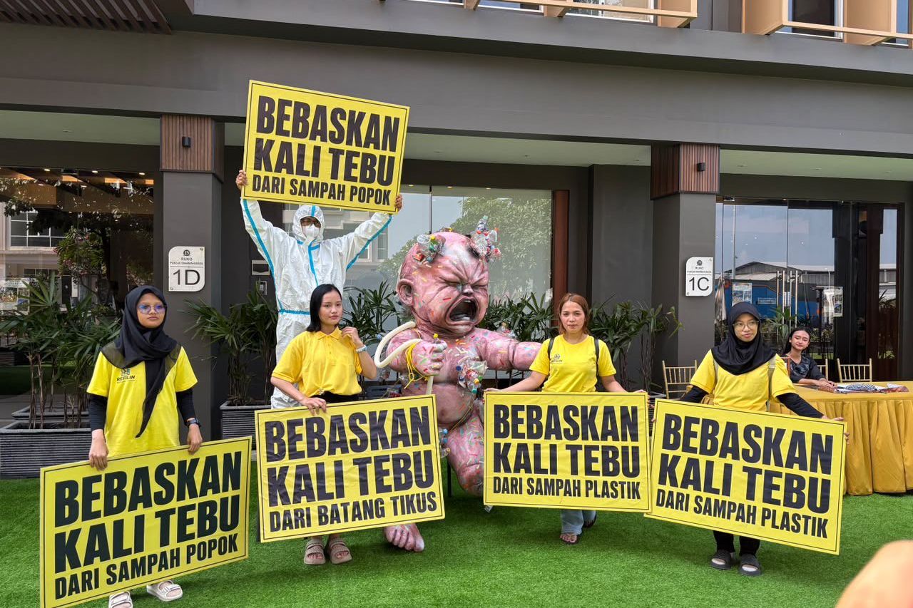 Bayi Raksasa Berselimut Popok Bekas Jadi Simbol Protes Pencemaran Kali Tebu Surabaya