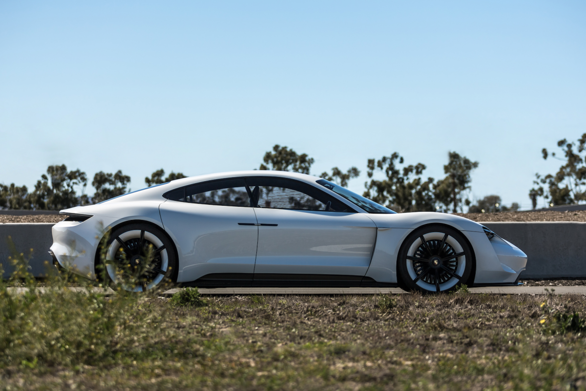 Mobil Listrik Taycan Diprediksi Jadi Pesaing Tesla