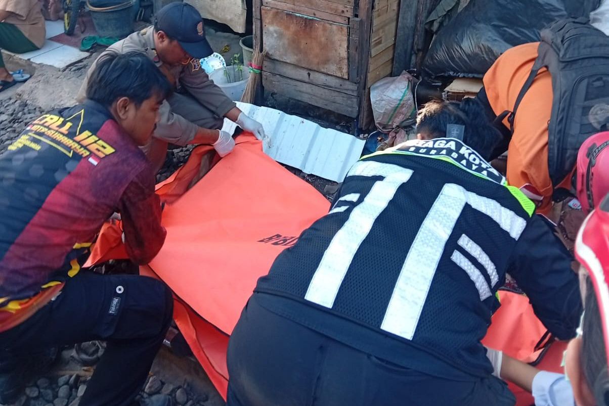 Pria Tanpa Identitas Meninggal Tertabrak Kereta Api di Surabaya