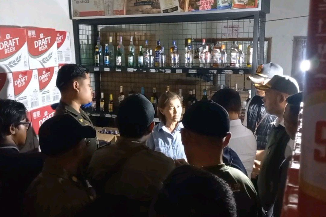 Dua Toko Miras di Probolinggo Disegel Satpol PP, Penertiban Memanas