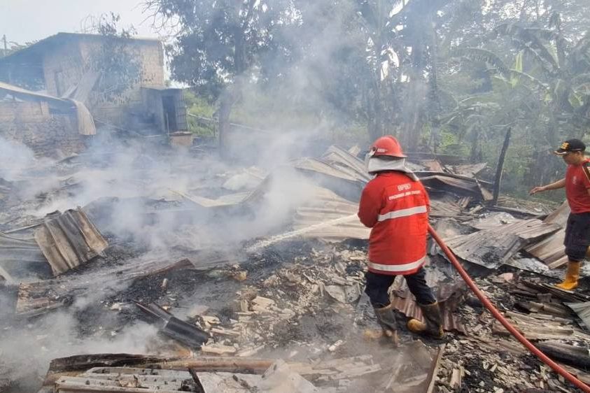 Warung Makan di Awang-awang Mojosari Ludes Terbakar