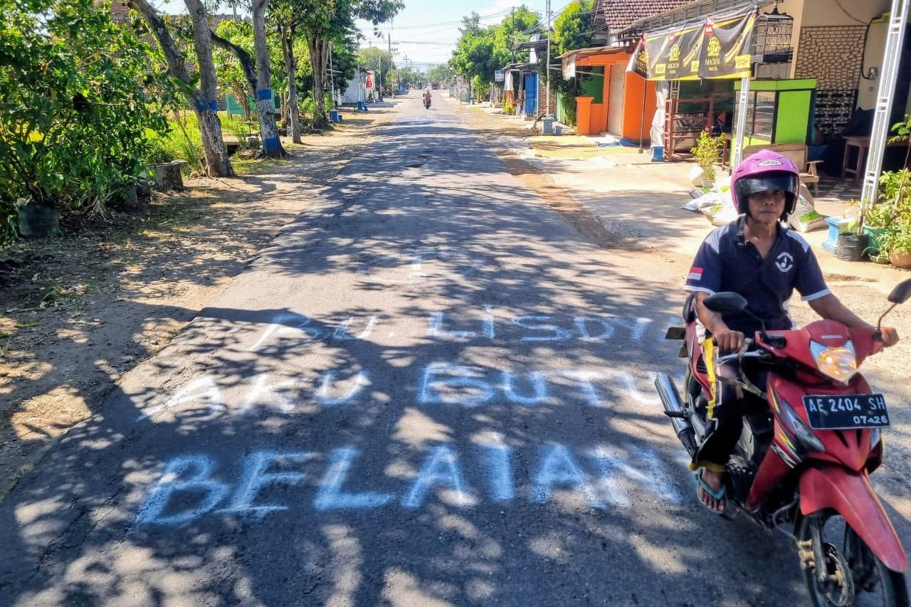 Warga Ponorogo Protes Kerusakan Jalan lewat Coretan di Aspal