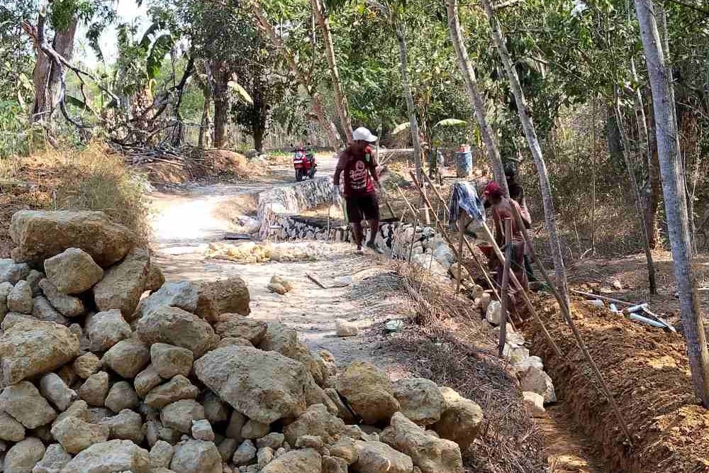 Proyek PISEW di Desa Jrangoan Sampang Tanpa Papan Informasi