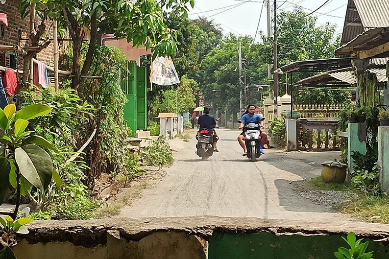 Warga Mancilan Jombang Keluhkan Debu dari Proyek Pengerjaan Lapen