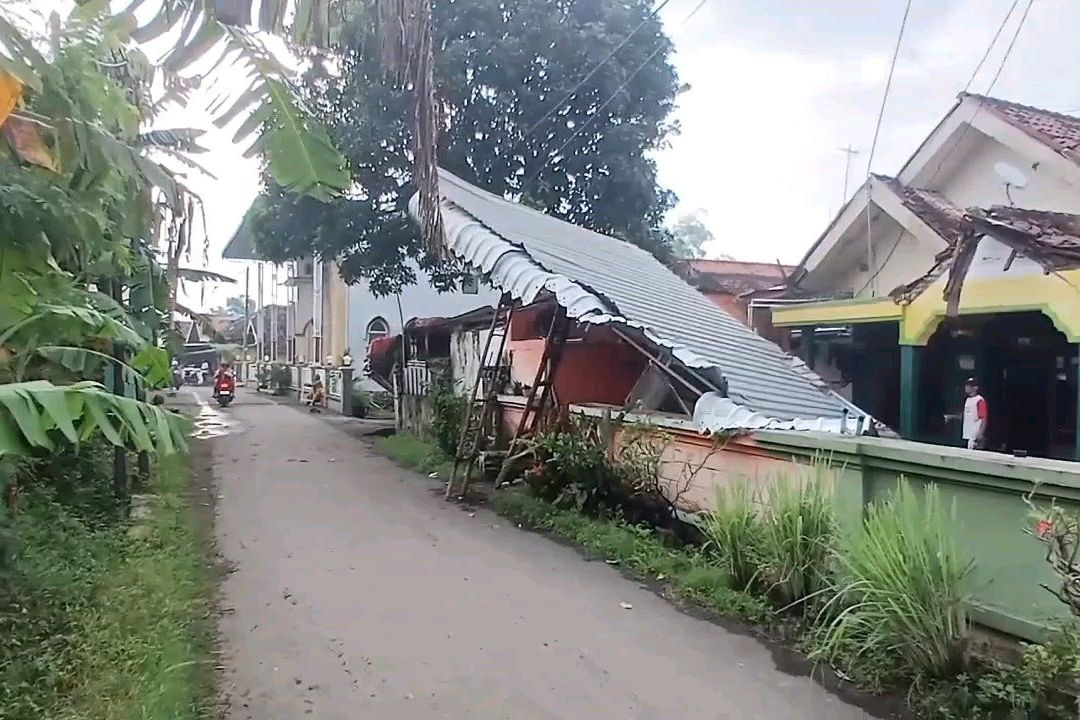 ‎Puting Beliung Terjang Probolinggo, Total Puluhan Rumah Warga Tercatat Rusak
