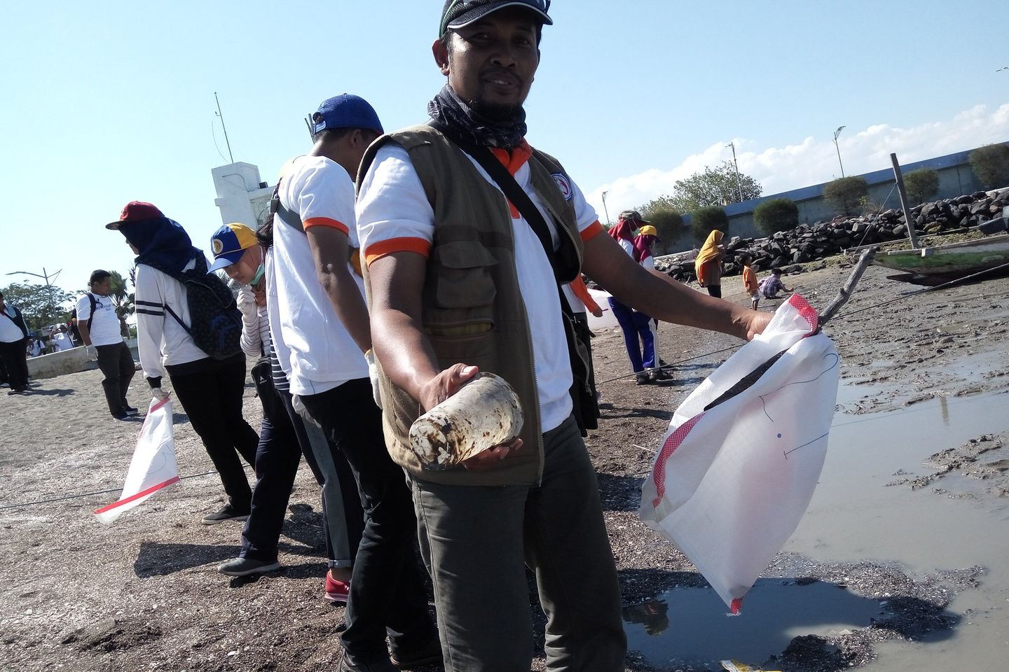 Bersihkan Laut Surabaya dari Sampah Berbahaya