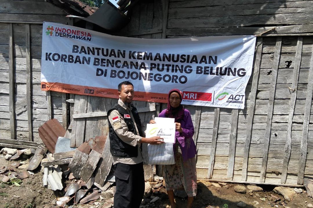 ACT Salurkan Bantuan Korban Puting Beliung dan Hujan Es Bojonegoro