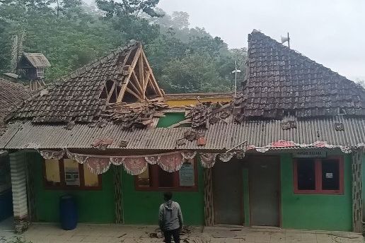 Hujan Deras dan Angin Kencang, Atap Kantor Desa di Probolinggo Ambrol Nyaris Rata Tanah