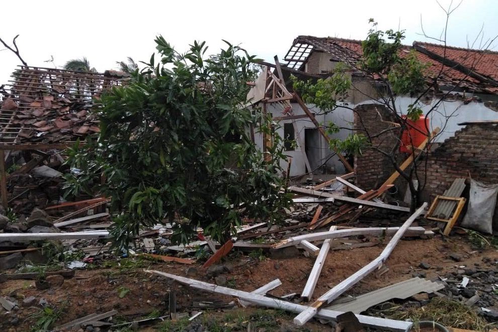 Ratusan Rumah Rusak Diterjang Puting Beliung di Bandung