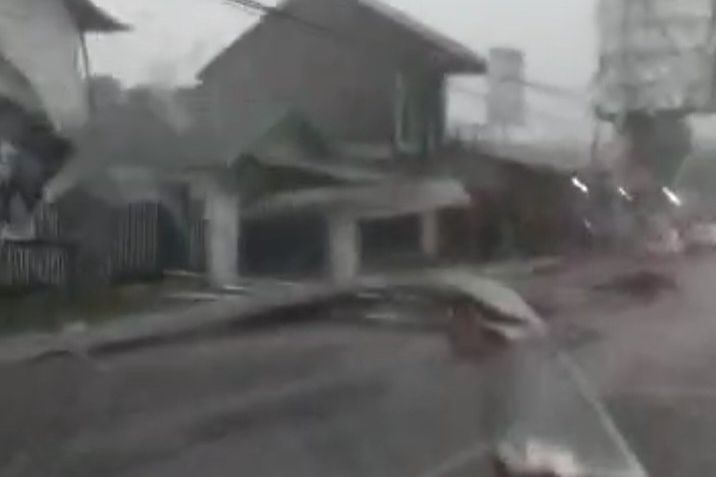 Angin Puting Beliung Rusak Atap Pertokoan Depan Pasar Paiton Probolinggo