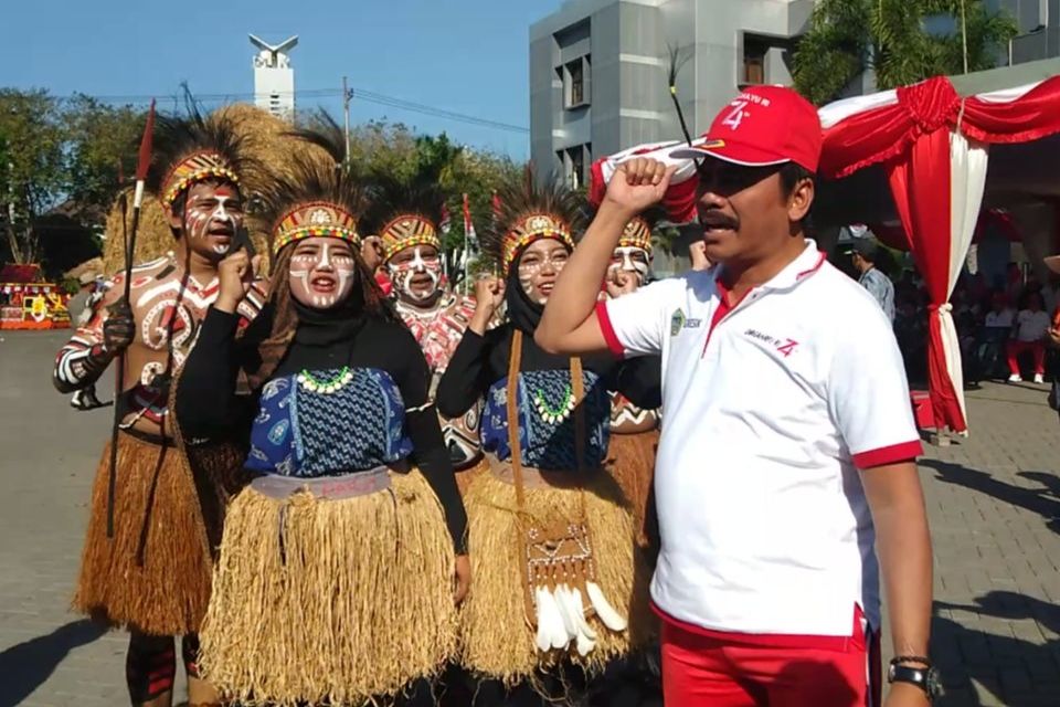 Rumah Adat Papua Magnet Pengunjung Karnaval di Gresik