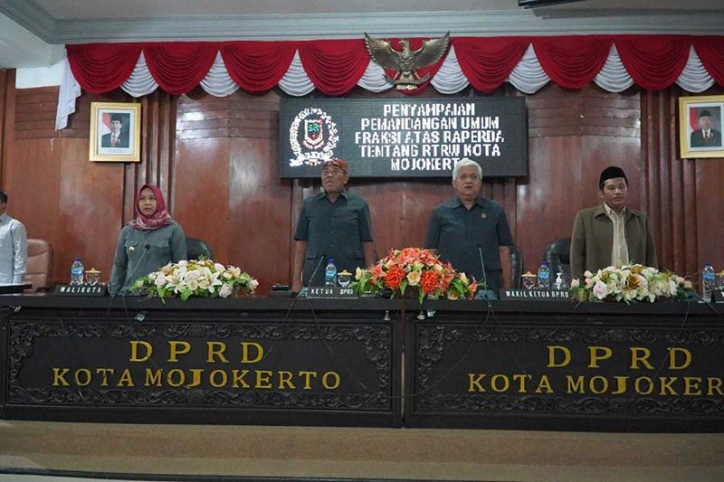 Walkot Mojokerto Ning Ita Hadiri Paripurna Penyampaian Raperda di DPRD
