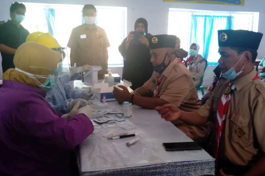 SMAN 2 Situbondo Ditutup Sementara, Guru dan Staf Jalani <em>Rapid</em> <em>Test</em> Covid-19
