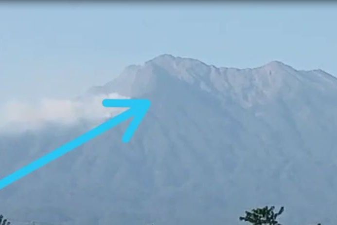 Gunung Raung Erupsi Mengeluarkan Asap Vulkanik Setinggi 100 Meter