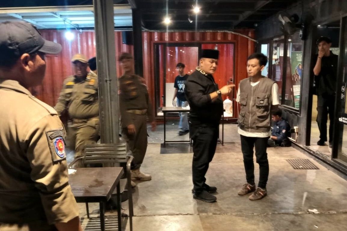 Jaga Ketertiban, Satpol PP Gresik Gelar Razia Kafe dan Tes Narkoba