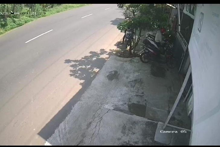 Tiga Pria Gondol Motor Wanita di Mojokerto, Aksinya Terekam CCTV