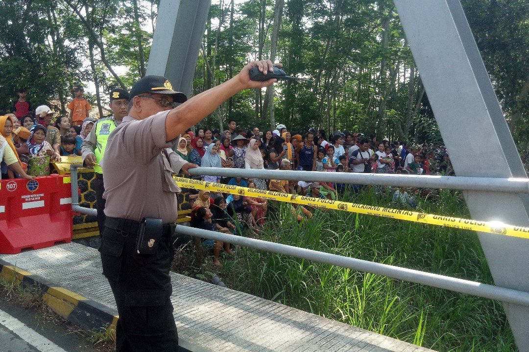 Warga Padati Lokasi Rekonstruksi Pembuangan Mayat dalam Koper