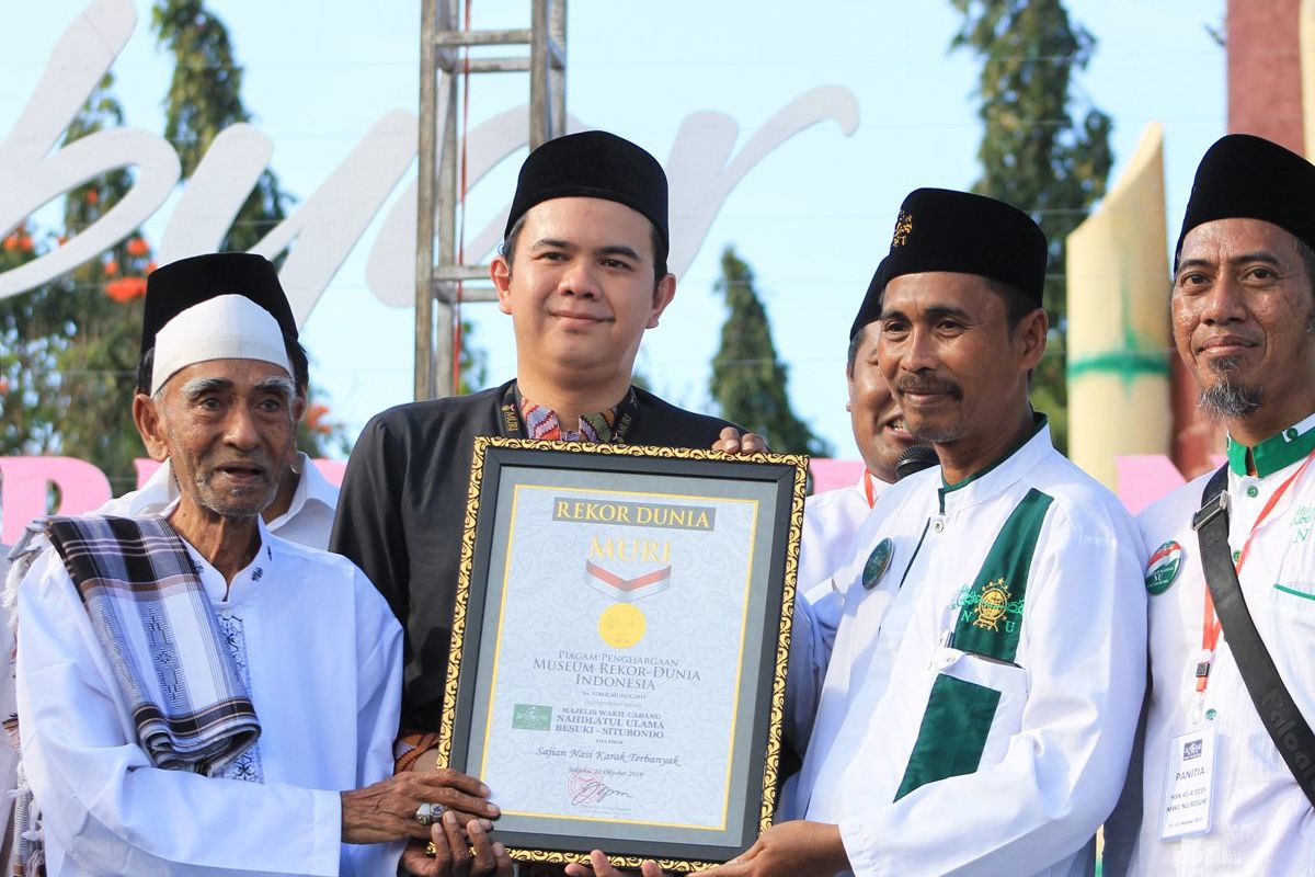 Ribuan Santri Besuki Catat Rekor Muri Makan 5.555 Nasi Karak