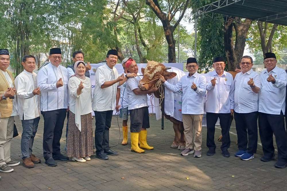 Danareksa dan Baznas Salurkan Paket Daging Kurban untuk Warga Surabaya