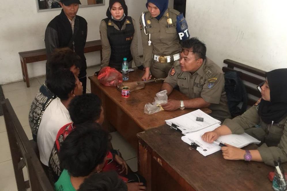 Asik Ngelem, Lima Remaja Diamankan Satpol PP