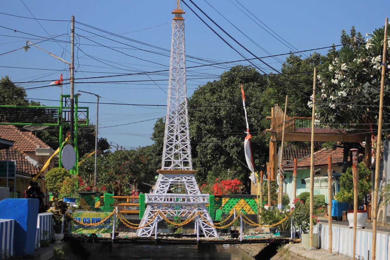 Ada Menara Eiffel di Atas Sungai Dawuhan Situbondo