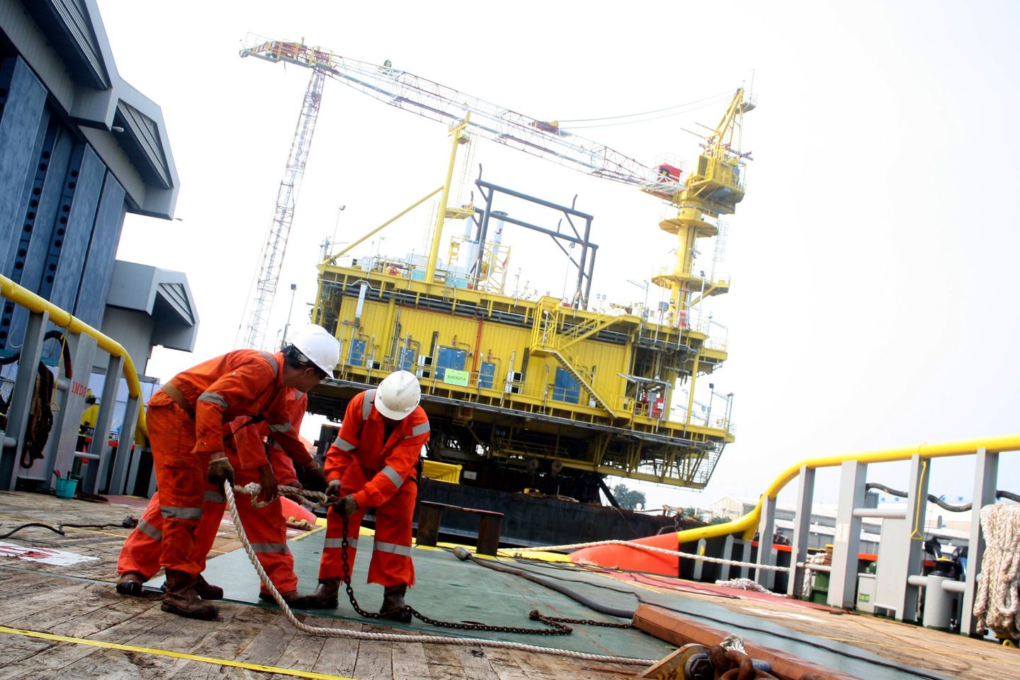 Harga Minyak Jatuh Meski Dibayangi Impor dari Iran