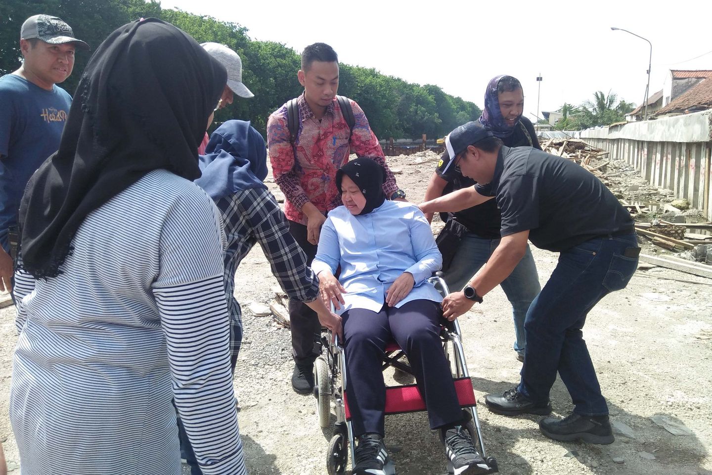 Meski Cedera Kaki, Risma Rutin Sidak