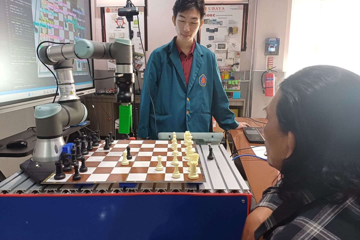 Mahasiswa Ubaya Kembangkan Smart Chess, Robot Catur Berbasis AI