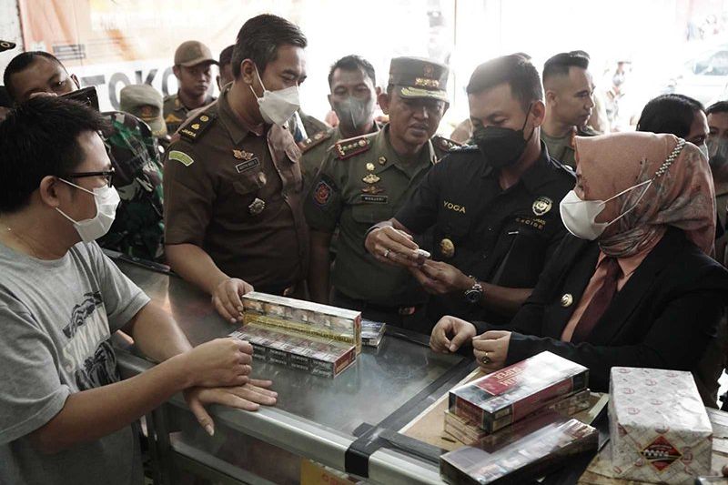 Ning Ita Gelar Razia Cukai Rokok Ilegal di Sejumlah Pasar Mojokerto