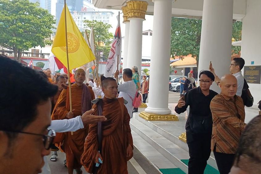 Tiba di Surabaya, Bhante “Walk for Peace” Rasakan Suasana Adem