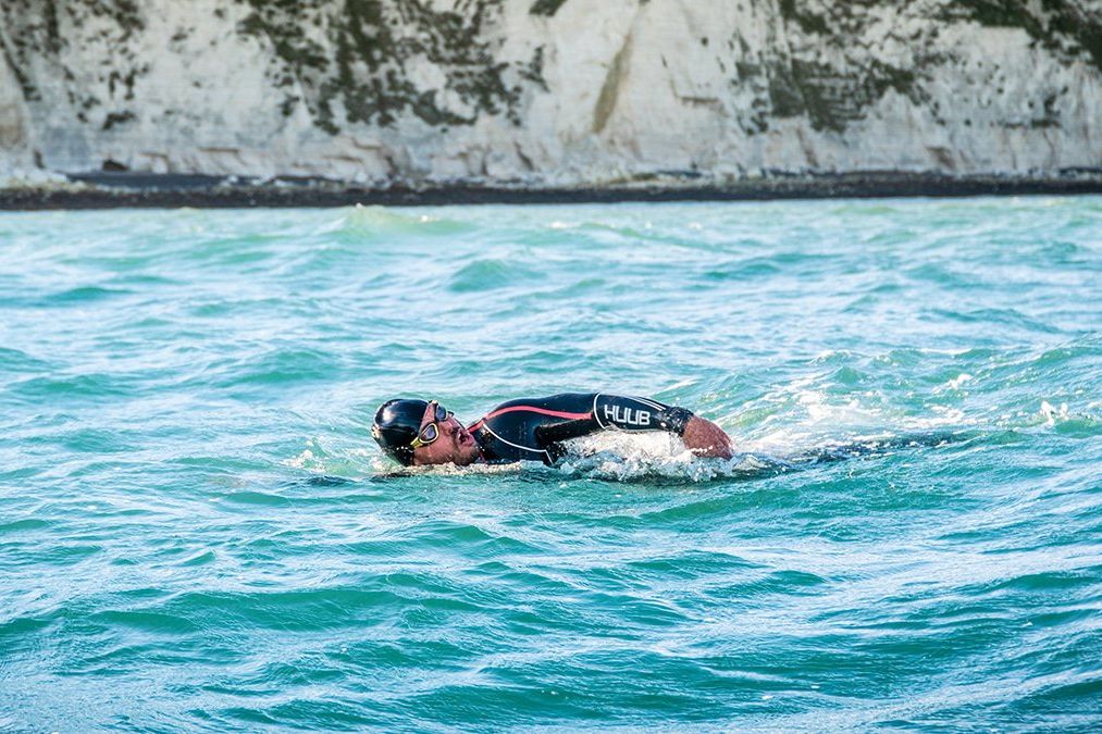 Ini Orang Pertama yang Berenang Mengitari Pulau Utama Inggris