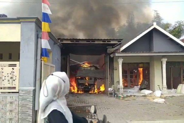 Ditinggal ke Pasar, Dua Rumah dan Satu Truk di Kutorejo Mojokerto Terbakar