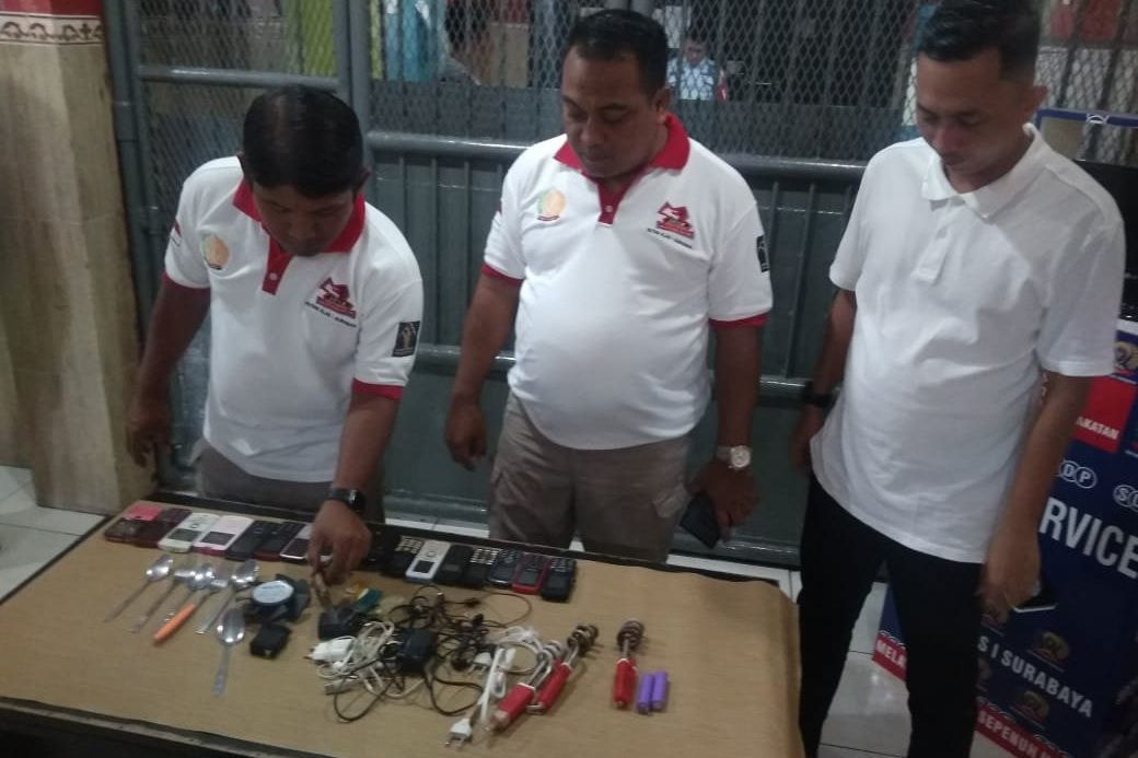 Rutan Medaeng Amankan 30 HP dan Pisau Rakitan