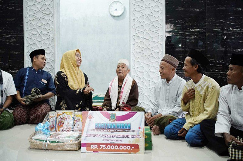 Safari Ramadan, Ning Ita Menyerahkan Dana Hibah Rp 75 Juta dan Ajak Masyarakat Pilah Sampah 