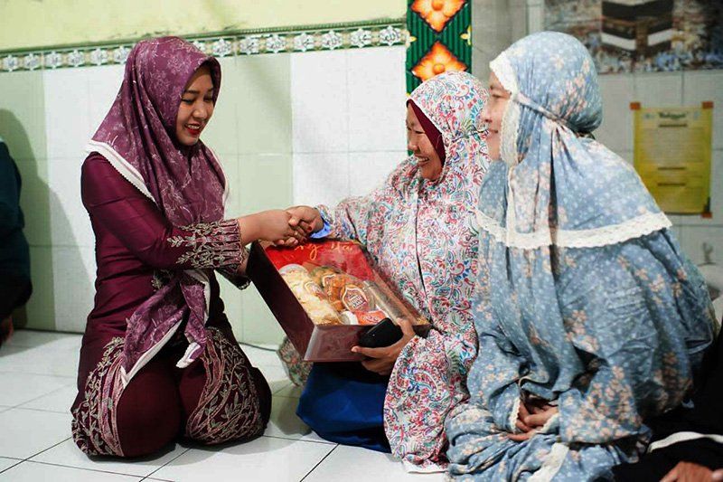 Safari Ramadan, Ning Ita Serahkan Dana Hibah APBD dan Bagi Paket Parcet Lebaran untuk Guru TPQ