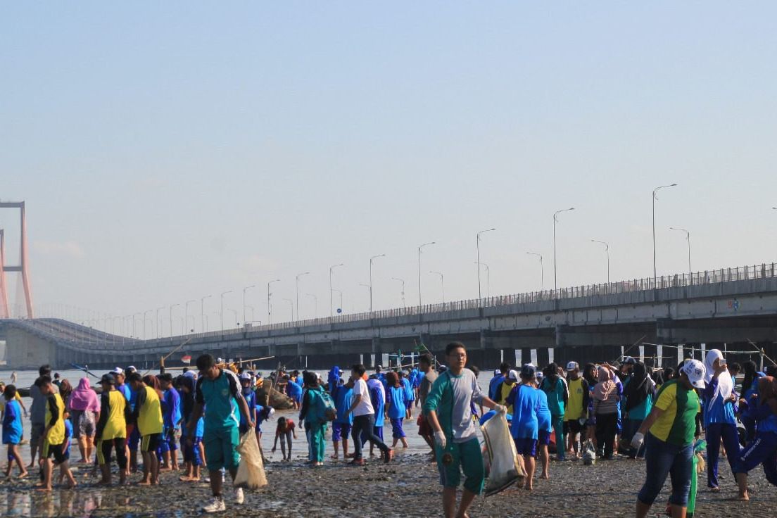 Sampah Berserakan di Kaki Jembatan Suramadu