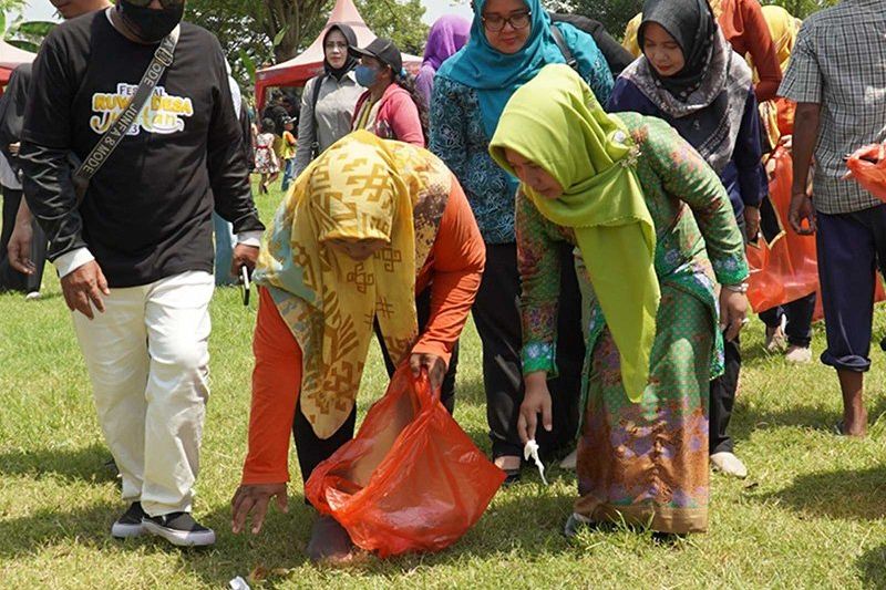Aksi Nyata "LISA BERDASI" Bersama Ning Ita Punguti Sampah