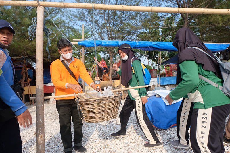 World Cleanup Day 2022, DLH Surabaya Bersihkan 1 Ton Sampah di Pantai Kenjeran