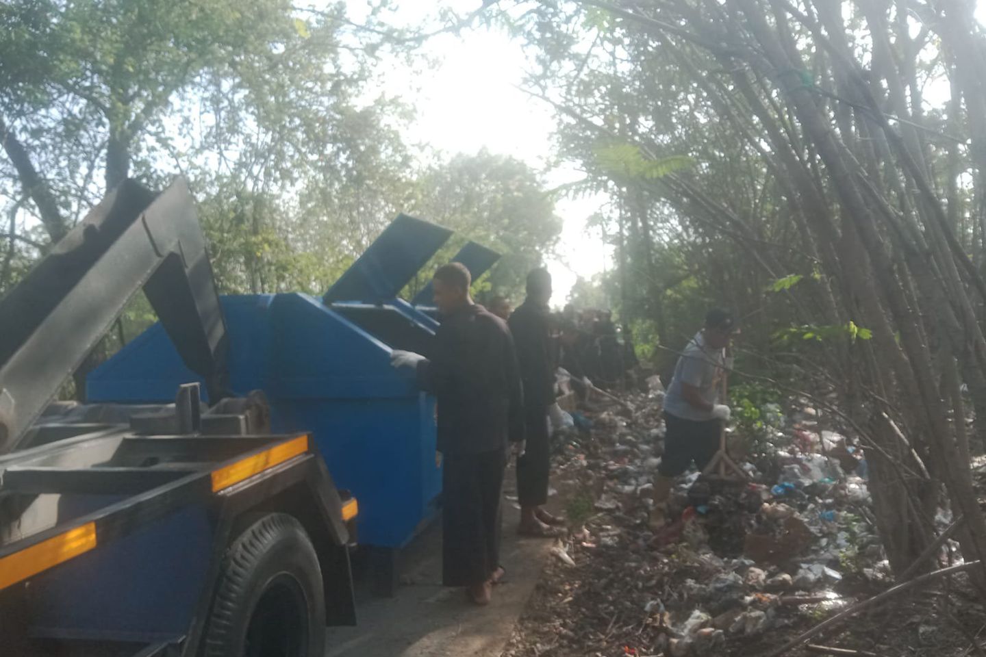Pembuangan Sampah Liar Terus Bertambah, Warga Mojokerto Evakuasi Sampah