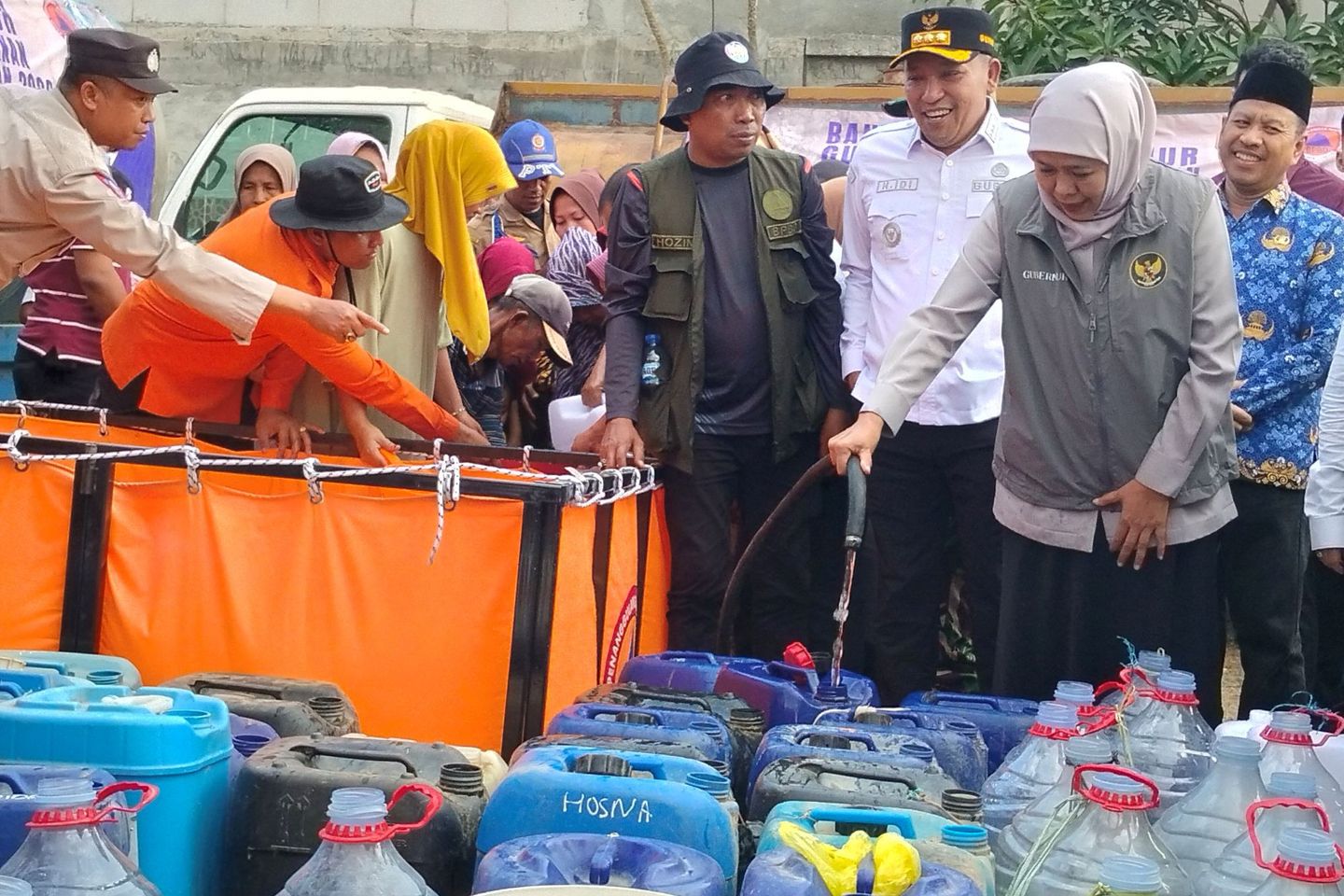 Bupati Sampang Dampingi Gubernur Jatim Salurkan Bantuan Air Bersih untuk Warga Kedungdung