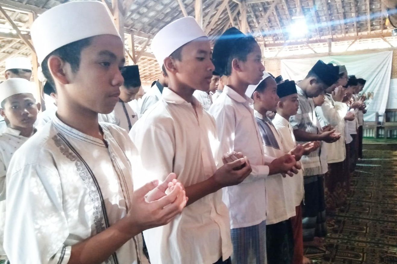Santri di Gresik Gelar Salat Ghaib untuk Korban Tragedi Kanjuruhan