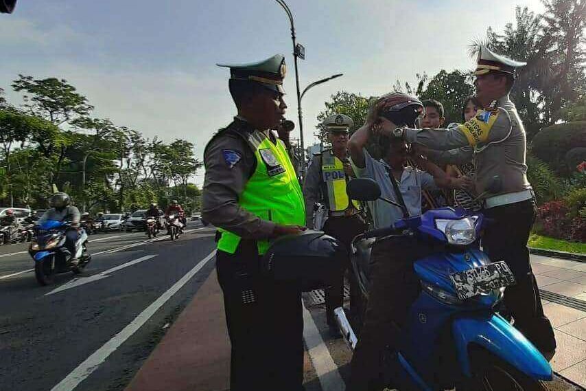 Tekan Kecelakaan, Satlantas Polrestabes Bagikan 200 Helm Gratis
