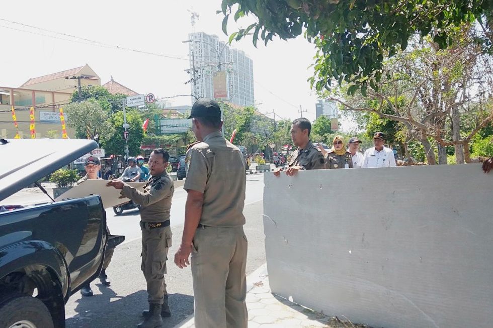 Dispol PP Gresik Tertibkan Bangunan Liar