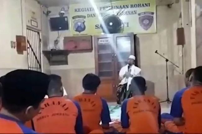 Tahanan Polres Jombang Salat Pakai Celana Pendek Viral di Sosmed, Ini Kata Kapolres