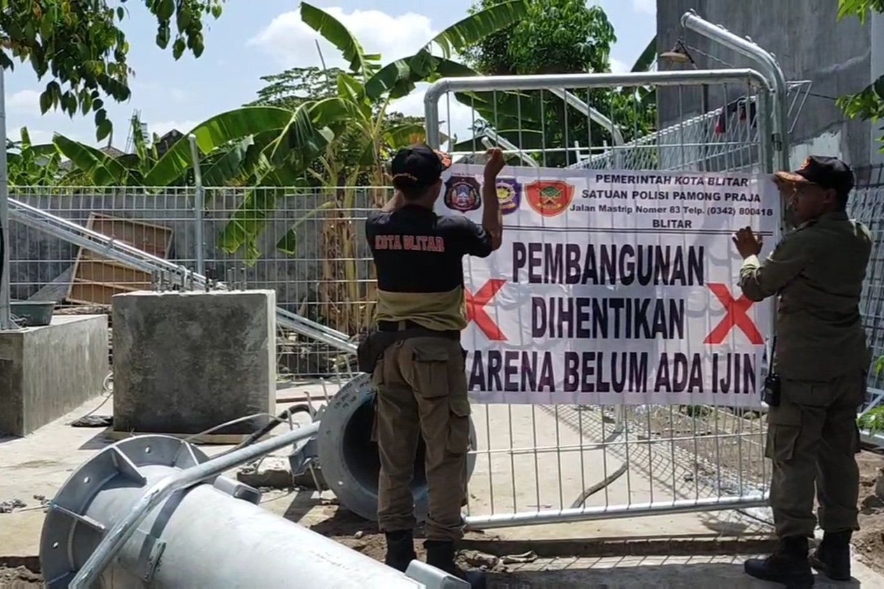 Satpol PP Blitar Segel Pembangunan Tower Seluler Tak Berizin