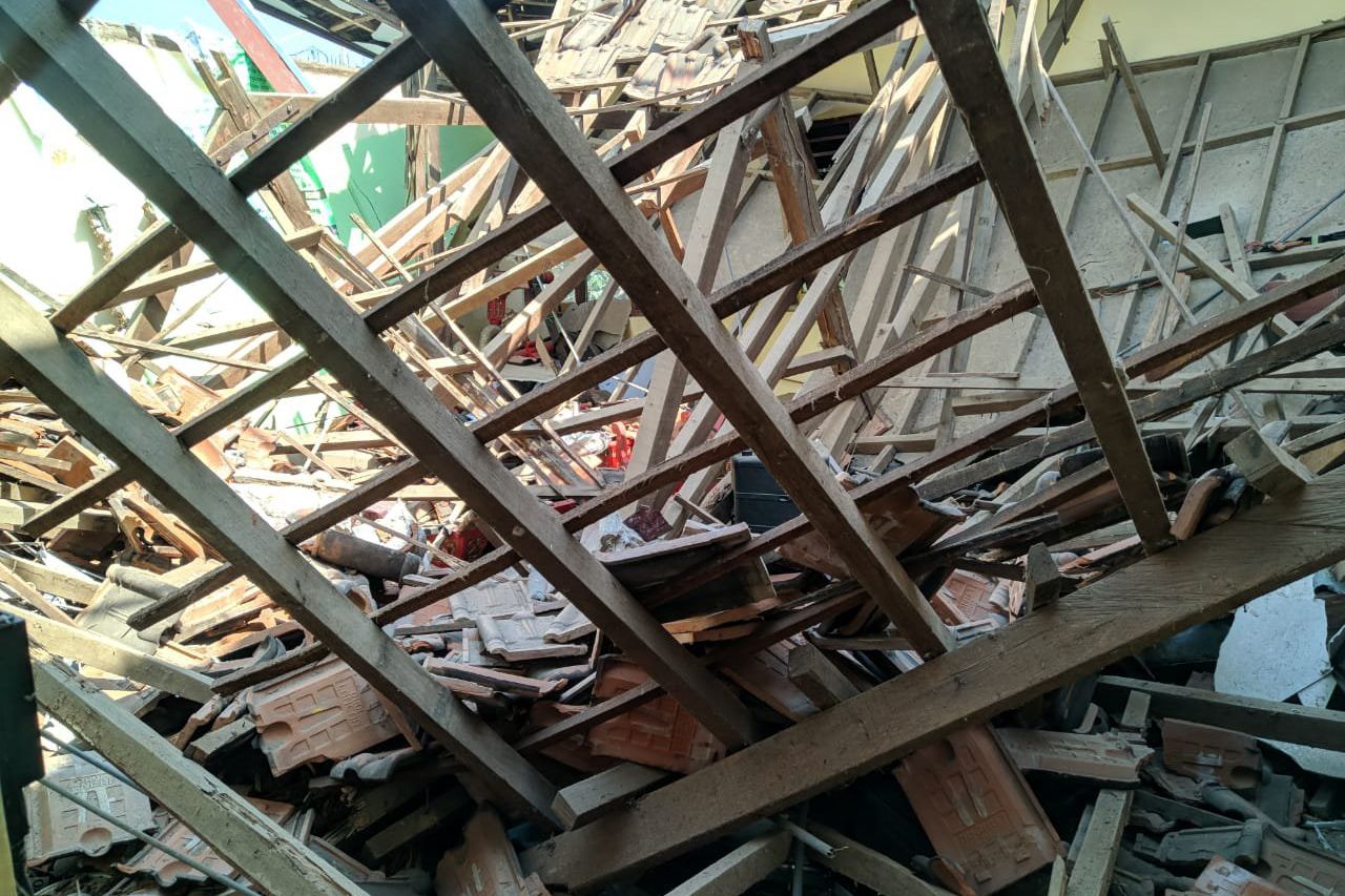 Atap Bangunan SMPN 2 Jambon di Ponorogo Roboh