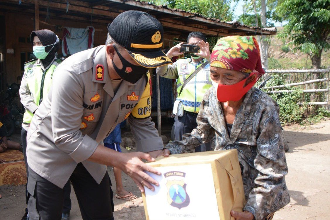 Blusukan Salurkan Sembako, Kapolres Situbondo Ajak Masyarakat Patuh Protokol Kesehatan